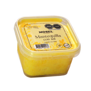 mantequilla artesanal proviene de vacas criadas en los verdes pastizales de las montañas de Oxapampa